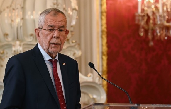 С тържествена церемония в австрийския парламент президентът Александър ван дер